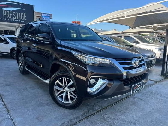 TOYOTA HILUX 2.8 SRX 4X4 CD 16V DIESEL 4P AUTOMÁTICO TOYOTA HILUX 2.8 SRX 4X4 CD 16V DIESEL 4P AUTOMÁTICO